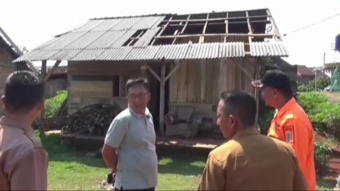 Angin puting beliung rusak rumah warga di Way Kanan, Lampung.