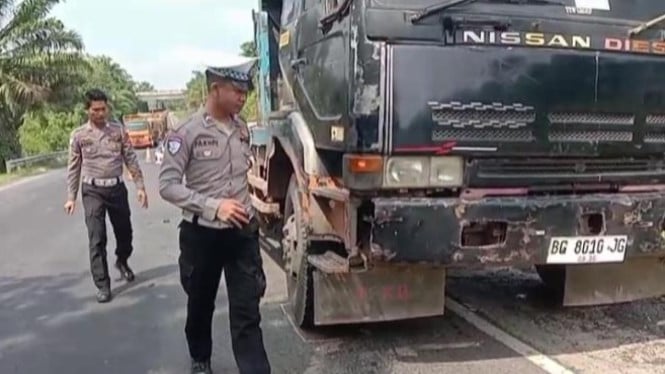 Polisi tewas tabrak truk tronton mogok di Jalintim Mesuji.