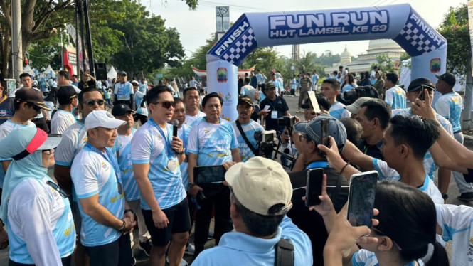 Bupati melepas ribuan peserta Fun Run HUT Lampung Selatan Ke-69.