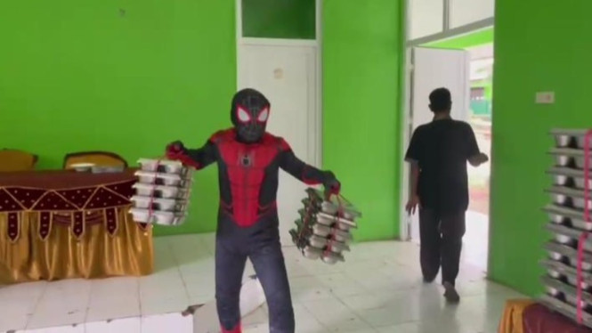 Spiderman membagikan MBG ke SMA Negeri 3 Kotabumi.