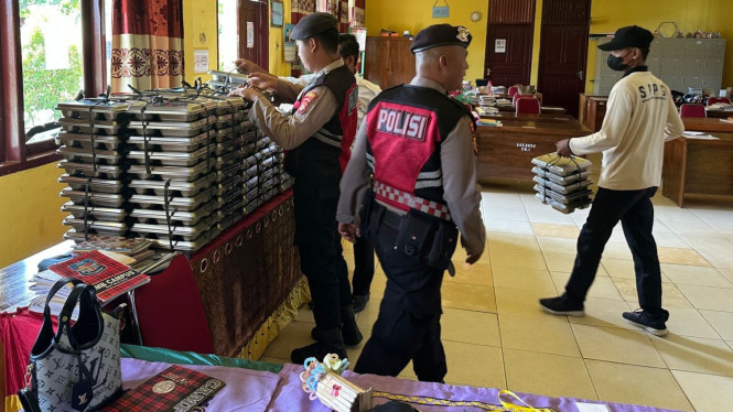 Samapta Polres Tulang Bawang kawal pengiriman MBG ke sekolah.