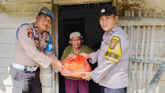 Polsek Gedung Aji salurkan sembako ke warga kurang mampu.