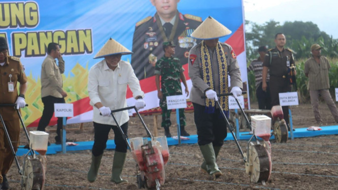 Polri dan Pemerintah penanaman jagung serentak 2025.
