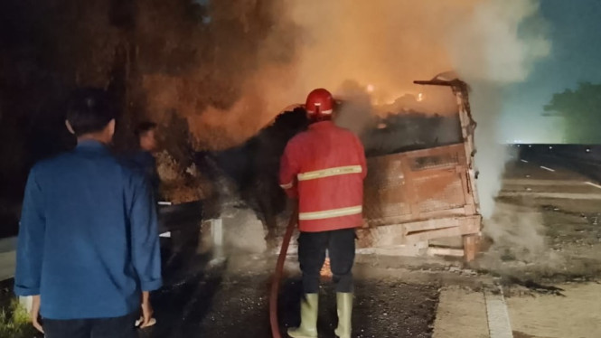 Kebakaran truk fuso di jalan tol Bakauheni Lampung.