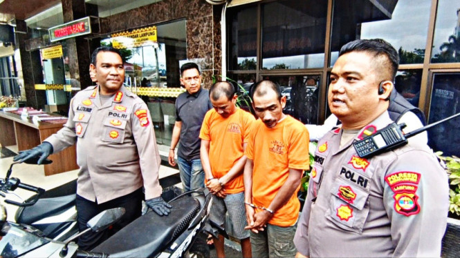Kedua tersangka dan barang bukti saat konferensi pers
