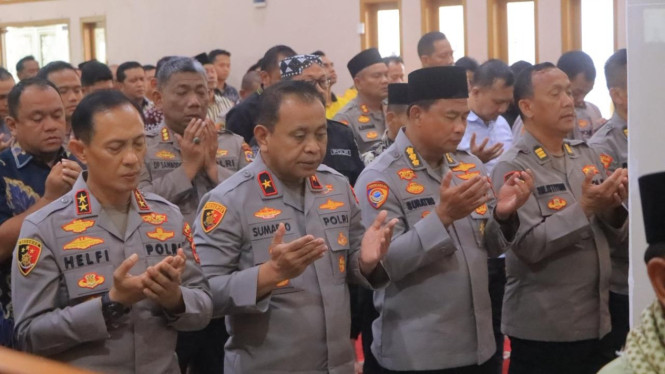 Polda Lampung gelar salat gaib untuk bencana Sumatera.