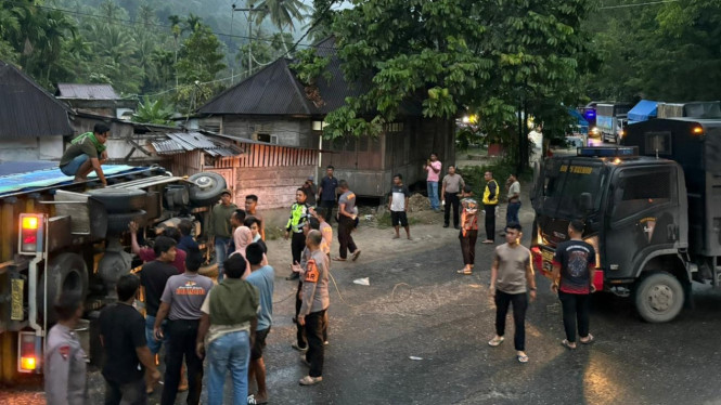 Kendaraan pengangkut bantuan Polda Lampung mengalami kecelakaan.