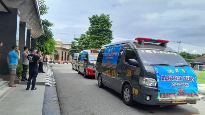 Polda Lampung berangkatkan tiga mobil bantuan kesehatan.