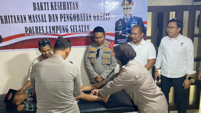 Khitan massal gratis dari Polres Lampung Selatan.