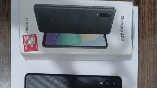 Polisi sita barang bukti handphone curian.