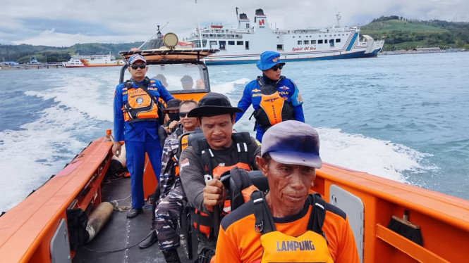 Proses pencarian penumpang KMP Dorothy di perairan sangiang.