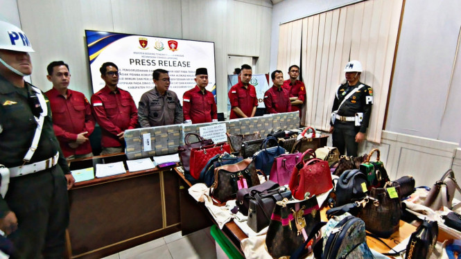 Konferensi pers di Kejati Lampung