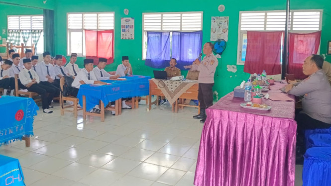 Kapolsek Rawajitu Selatan memberikan materi kepemimpikan ke pelajar.