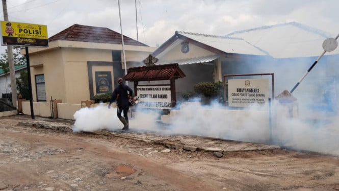 Polsek Dente Teladas lakukan Fogging.