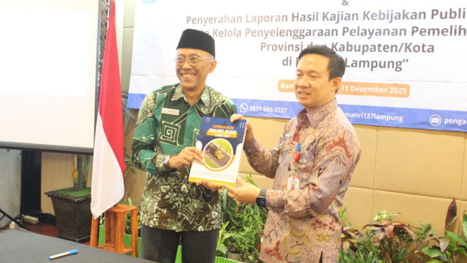 Kepala Ombudsman Lampung bersama Sekretaris Daerah Lampung.