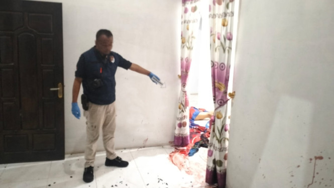 Polisi olah TKP pembunuhan suami istri di Kabupaten Tanggamus.