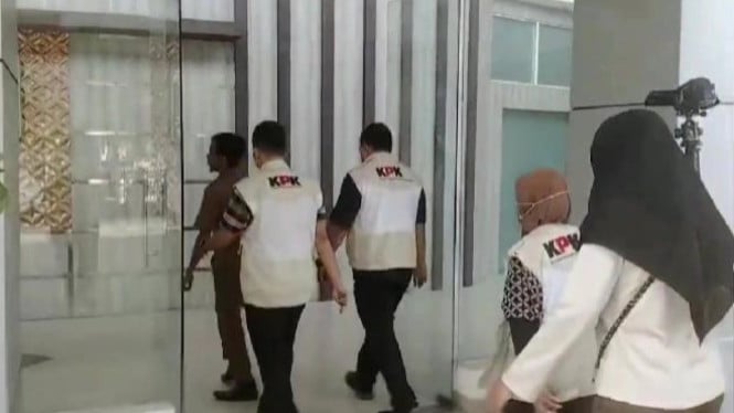 KPK geledah kantor Bupati Lampung Tengah, Ardito Wijaya.