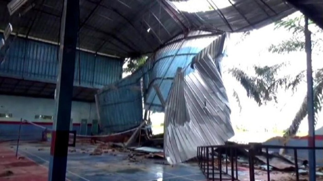 Atap gelanggang olahraga Karya Jitu rusak diterjang angin kencang.