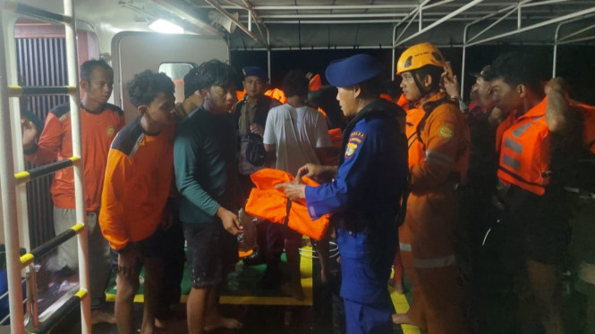 Evakuasi 25 ABK selamat dari insiden terbakarnya KM Maulana 3.0