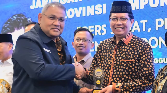 Rektor UIN Raden Intan Lampung terima penghargaan dari JSMI.