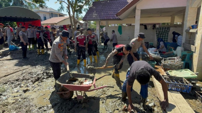Polres Pidie Jaya bakti sosial di lokasi terdampak banjir bandang.