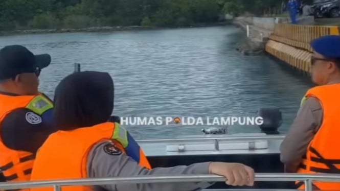 Polda Lampung lakukan patroli laut di Pelabuhan Bakauheni.