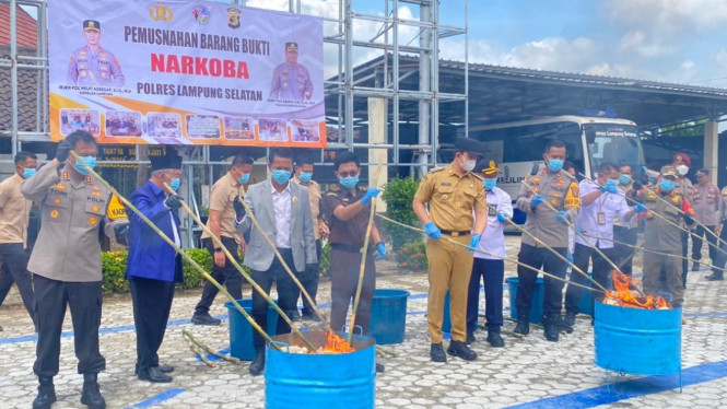 Polres Lampung Selatan musnahkan barang bukti narkoba selama 2025.