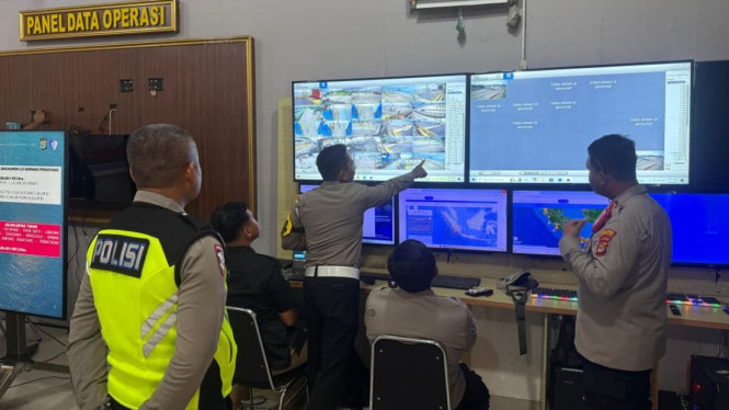 Pantauan arus penumpang dan kendaraan di Pelabuhan Bakauheni.