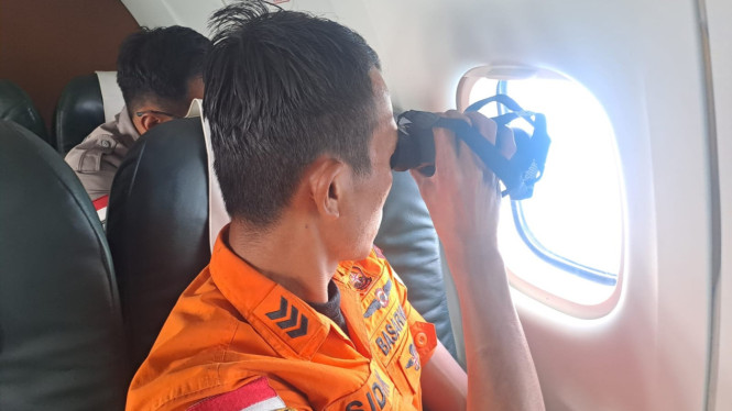 Tim SAR Gabungan kerahkan pesawat untuk mencari 8 ABK hilang.