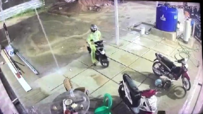 Pencuri motor di kosan Sukarame terekam kamera cctv.