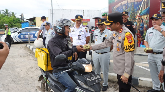 Kapolres Pesawaran berikan bantuan ke pengendara di Tugu Pengantin.