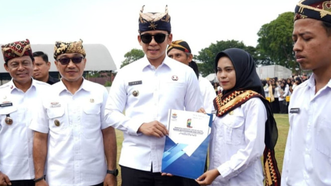 Bupati Lampung Selatan, Radityo Egi Pratama serahkan SK PPPK.