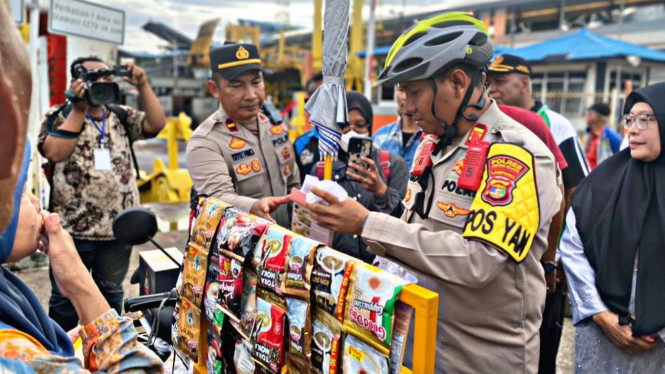 Kapolsek KSKP saat menghidangkan kopi