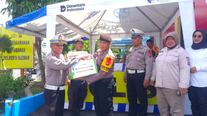 Polsek Kalasan serahkan bantuan Logistik ke Pos Pam Ops Lilin Progo.