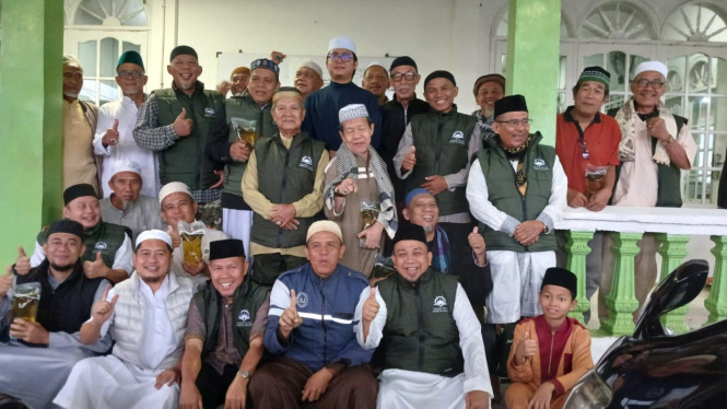 Jemaah Masjid Ash-Sholihin gelar doa bersama mohon keberkahan.