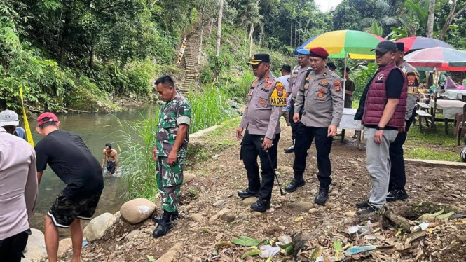 Polisi datangi lokasi dua bocah tewas di Air Terjun Way Lalaan.