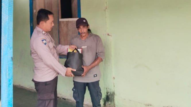 Polsek Dente Teladas tebar kepedulian lewat Jumat Berkah.
