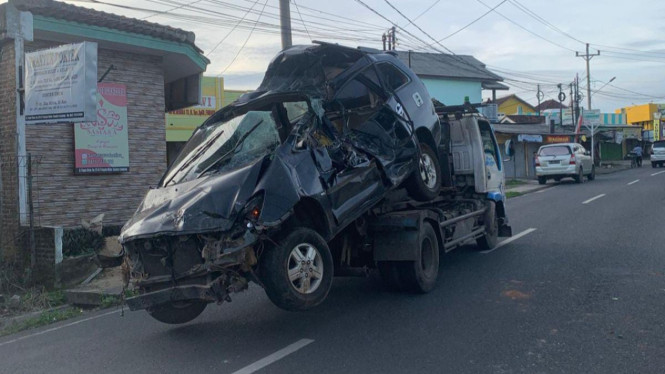 Evakuasi mobil kecelakaan di Bandar Lampung.