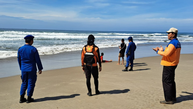 Tim SAR gabungan cari korban tenggelam di Pantai Mandiri Sejati.