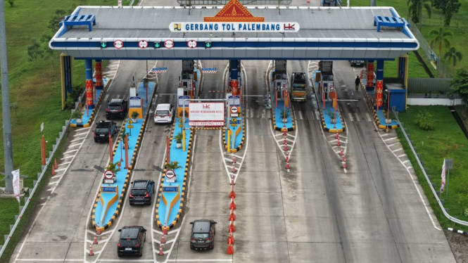 Pantauan arus lalulintas kendaraan di Jalan Tol Trans Sumatera.