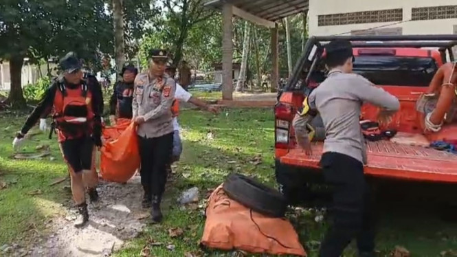Tim SAR Gabungan temukan korban tenggelam di Pantai Mandiri Sejati.