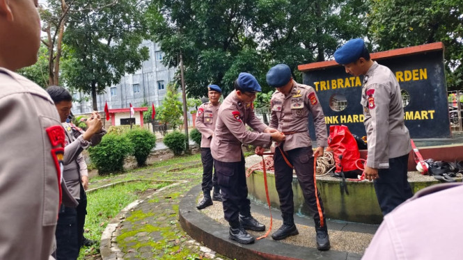 Brimob Polda Lampung gelar latihan kemampuan SAR.