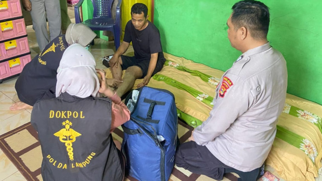 Sidokkes Polres Pesawaran laksanakan layanan medis.