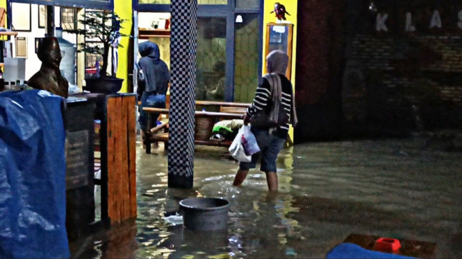 Rumah warga tergenang air bah