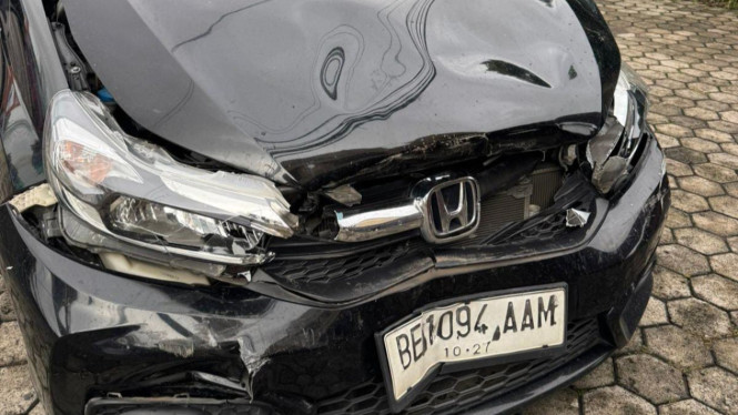 Mobil ringsek usai diduga jadi korban tabrak lari.