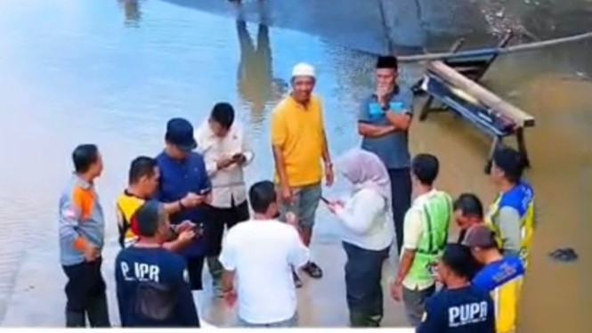 Dinas PUPR Lampung Selatan tangani banjir di Natar.