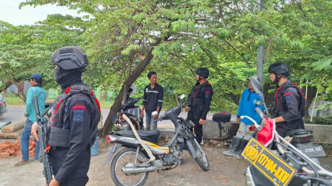 Personel Batalyon A Pelopor Brimob Lampung gelar patroli dialogis.