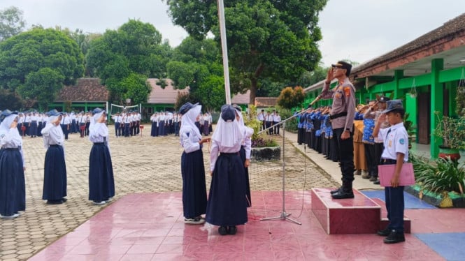 Kasubsektor Negeri Katon jadi pemimpin upacara di SMPN 18