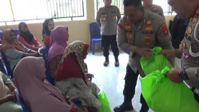 Kapolres Way Kanan bagikan puluhan paket sembako.