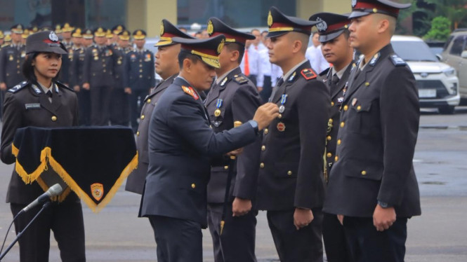 Kapolda Lampung anugerahkan satya lencana kepada 459 personel.